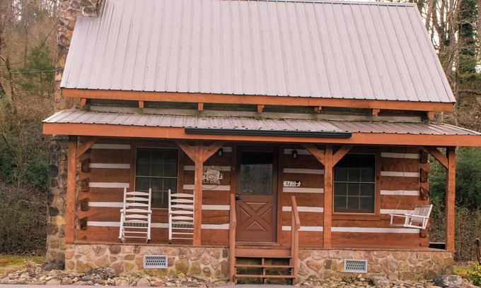 Pittman Center Cabin | Lover's leap- Romantic Tiny Cabin Escape
