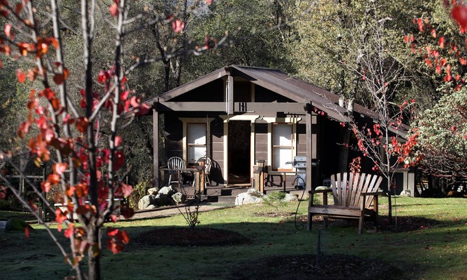 Oakhurst Cabin | Lovers’ Cabin; Gateway to Yosemite National Park and more!