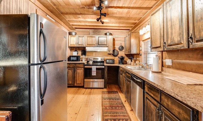 Cave Spring Cabin | Lovers paradise 15 Min from Rome Georgia! Lower Rates!