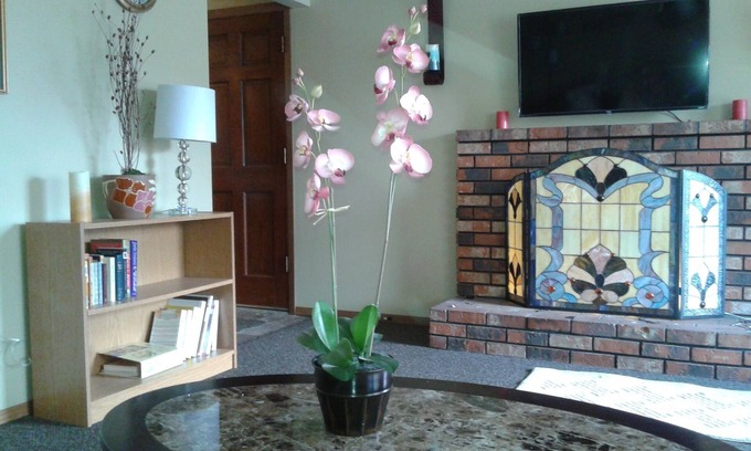 Nevada - Lidgerwood Apartment | Low Monthly Rates - Home Away from Home - Cozy and Comfortable