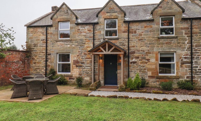 Easington Cottage | LOW MOOR, pet friendly, character holiday cottage in Easington