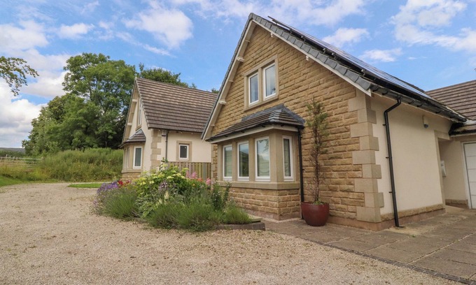 Chipping Cottage | LOW ORCHARD HOUSE, family friendly, with open fire in Chipping