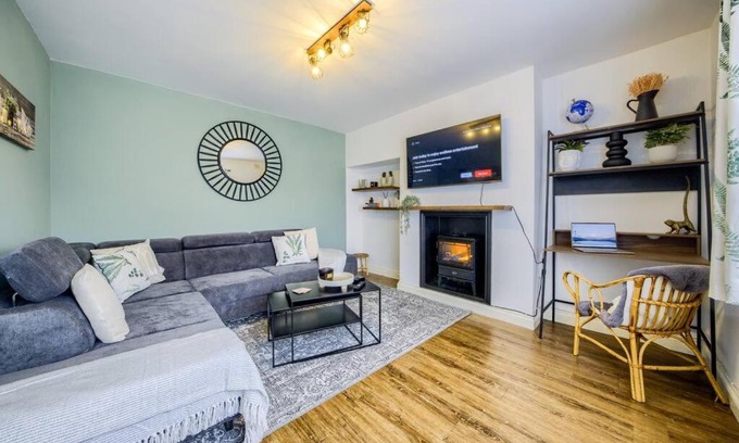 Acresford House | LOW rate for a 4-Bedroom House in Coventry with Free Unlimited Wi-fi 2 Car Parking 53 QMC