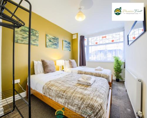 Acresford Apartment | LOW RATE this season for 5 BR House with 2 Baths- Coventry Near Birmingham By Passionfruit Properties With free Netflix Wi-Fi by A45 - THL