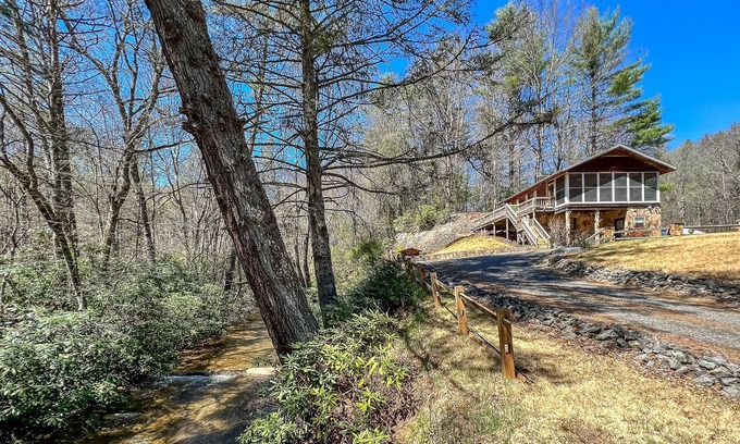 Laurel Springs Cabin | LOW SPRING RATES! Peak Creek Cabin - Creek, Outdoor Space &Wi-Fi