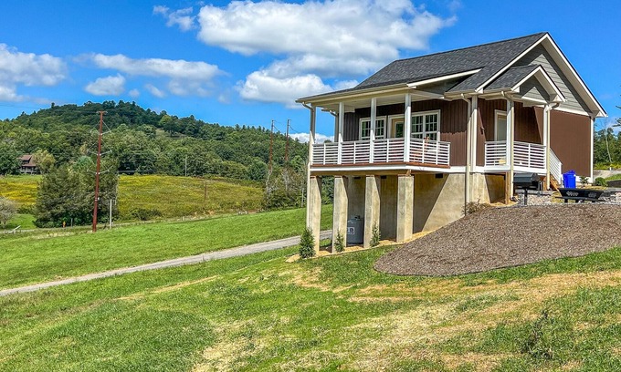 West Jefferson Cabin | LOW SPRING RATES! Walker's Way - 2BR/1BA Cabin Blue Ridge Parkway