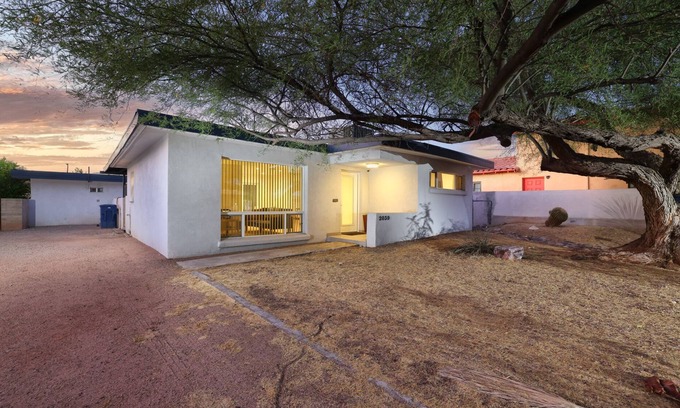 Sam Hughes House | Low Summer Rates! UofA Retro Gem: 2BR/1BA, Free Parking & Yard ☀️🏡