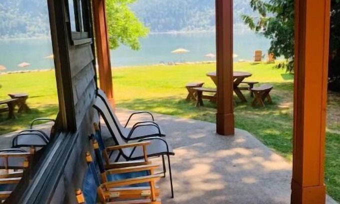 Nelson House | Lower 2 Bedroom Beach Walkout House with Saunan