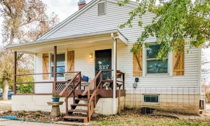 Manhattan House | Lower Anderson Cottage: near airport, golf course, winery, stadium and more!