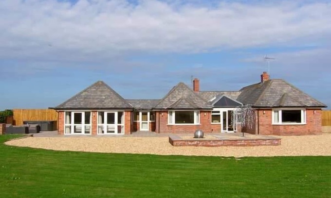 Stoney Stretton Cottage | LOWER LODGE, family friendly, luxury holiday cottage in Alberbury