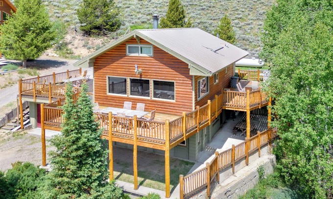 Stanley Cabin | Lower Stanley Lodge: Sleeps 13 w/Sawtooth Mountain View, Large Deck