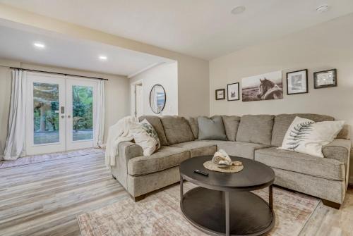 Cascade House | Lower Stone Lodge - Hot Tub - Game Room - Lower Unit