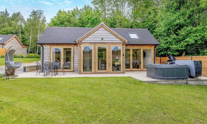 Uttoxeter Cottage | Loxford Lodge - UK47304