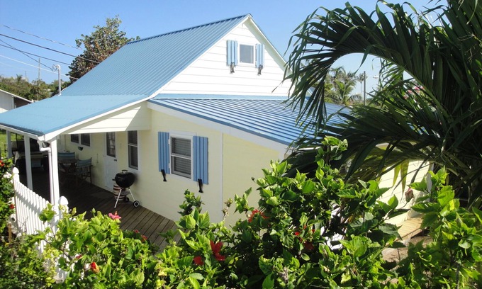 Man O War Cay Cottage | Loyalist cottage, cathedral ceilings, generator, air con, use of dock 23' max