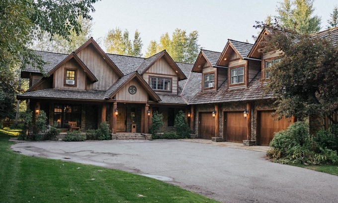 Indian Trails House | LPJH | Shoshone Lodge | Timeless Wyoming charm and Modern Comforts