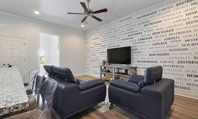 Highlands - Perkins House | LSU 2 BR | Pet Friendly|Pool| Fitness| Sleep 4