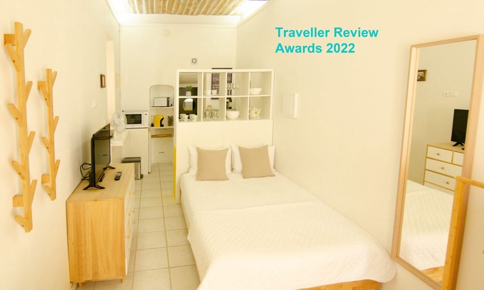 Lauris Apartment | Luberon - Elegant Private/Privé Studio with aircon/clim - free wifi