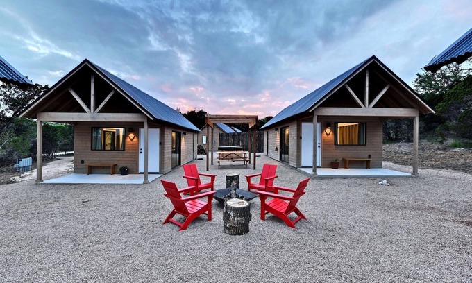 Dripping Springs Cabin | Lucky Arrow Retreat: Courtyard Cabins