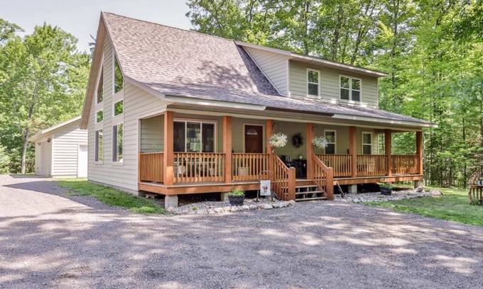 Lake Tomahawk House | Lucky Bass Retreat | Lake Access, Game Room, Bikes, Big Yard, Firepit, AC