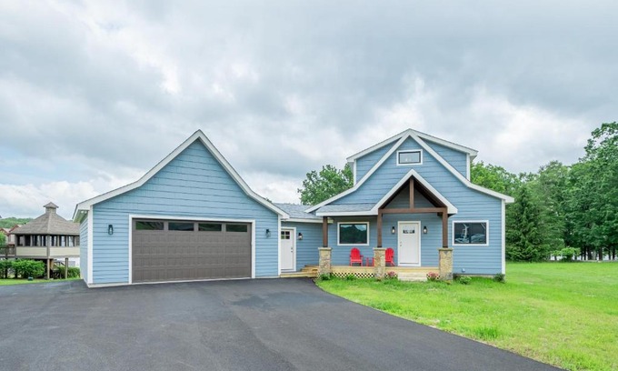 Waterfront Greens House | Lucky Bear Lakeside