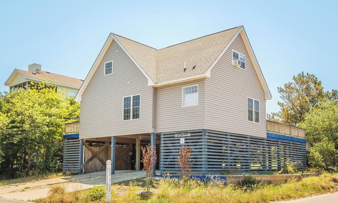 Ocean Sands House | Lucky Fin C7303. 4 Bedroom Corolla Oceanside Retreat, Pets OK!