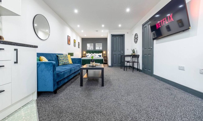 Cradley Apartment | Lucky Find! Apartment Smart Tv Parking Kitchen
