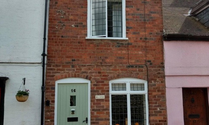 Ludwel Cottage | Ludlow centre, period town cottage with pet friendly garden & free parking