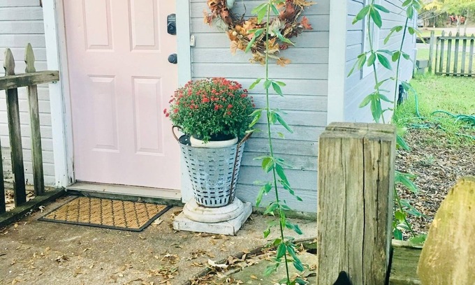 Lufkin House | LUFKIN PINK DOOR GUEST HAUS