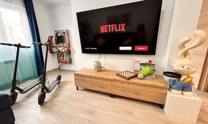 Las Campas y San Claudio Apartment | - Lujo: Proyector, Maquina Arcade, Wifi y Patinetes