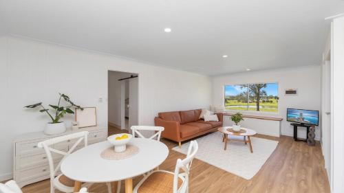 Gloucester House | Lujo Studio - Elegant & Modern Studio - Retreat In Gloucester Tranquil Rural Escape With Pool & Views