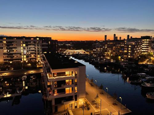 Copenhagen SV Apartment | Luksuslejlighed på 7 sal med elevator, vestvendt altan og udsigt over havn og by