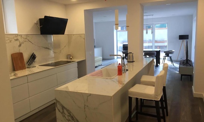 Otwock Apartment | Luksusowy Apartament pod Lasem, Otwock -Shared garden, sauna, wood hot tub! Hot tub seasonal!