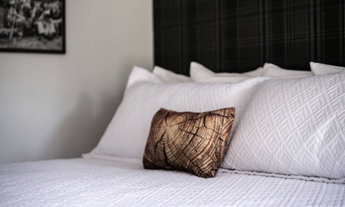 Balsam Lake Hotel | Lumberjill Lodge #11 | King Room