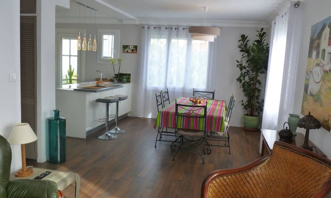 Les Coves Apartment | LUMINOUS APARTMENT WITH PRIVATE GARDEN (near shops, transport, park .)