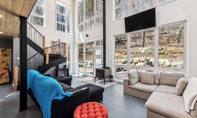 Grenville-sur-la-Rouge Ski Chalet | Luminous Chalet