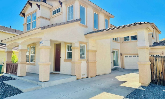 Northwest Reno House | Luminous Spacious Retreat/3Bathrooms/Sleeps 13