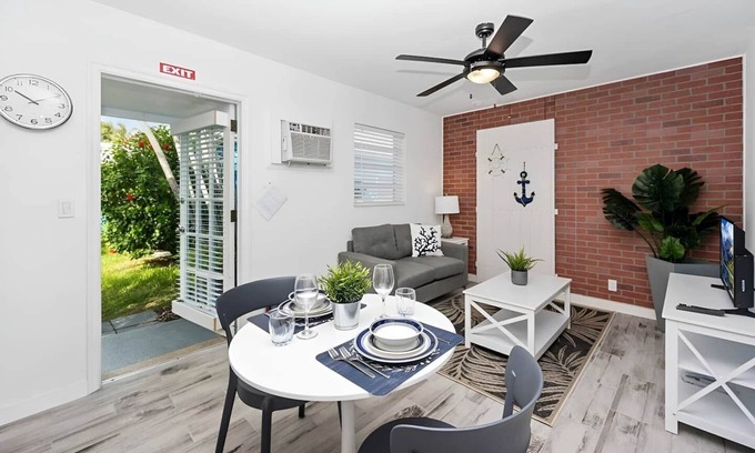 South Lake House | Luna Beach House, a charming retreat just steps from the beach. Perfect for a relaxing getaway