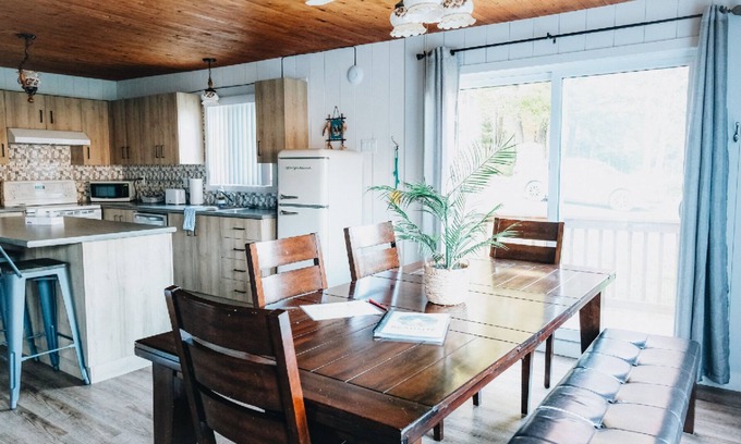 Sainte-Marguerite Ski Chalet | Luna-Cloud Chalet: river, adventure, AC, Wi-Fi, BBQ, pet-friendly. Ideal for gro