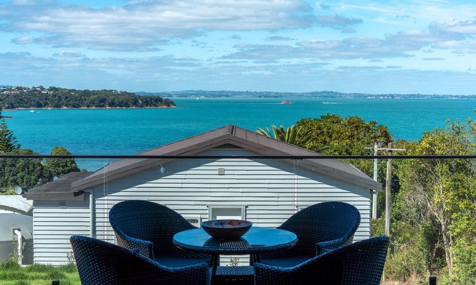 Surfdale Apartment | Luna Cottage - Ocean Views on Waiheke
