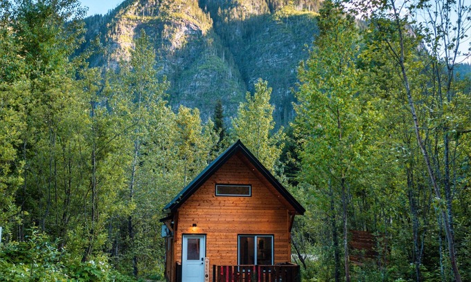 Revelstoke Cabin | Luna Lodge - Alpha Mountain Lodging + Sauna