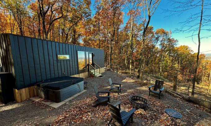 Womelsdorf House | Luna Lookout with hot tub