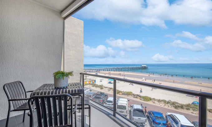 Henley Beach Apartment | Luna's Lookout: Oceanfront, Henley Beach