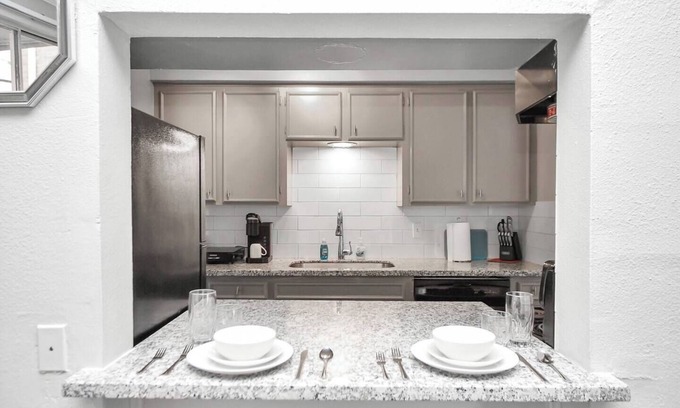 Nassau Bay Apartment | Lunar Lair 1-BR King Suite Near NASA & Kemah!