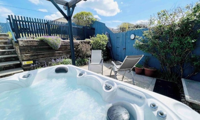 Buckleigh House | Lundy Lookout! Hot Tub. Minutes Drive to Beach