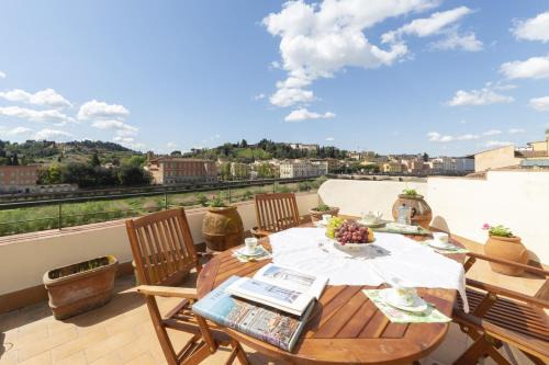 Santa Croce Apartment | Lungarno attic with private terrace and lift