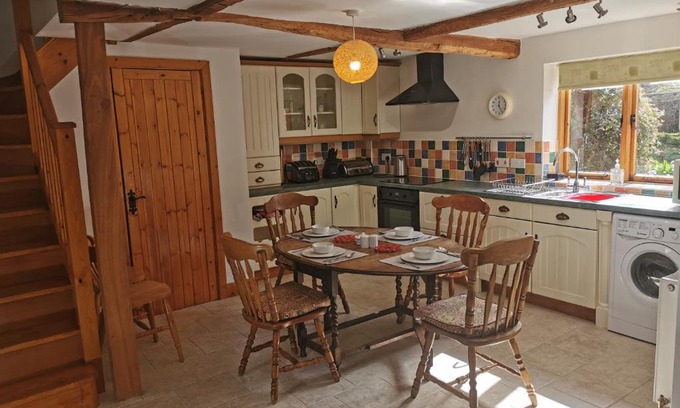 Albrighton House | Lupin Cottage at Boningale Manor