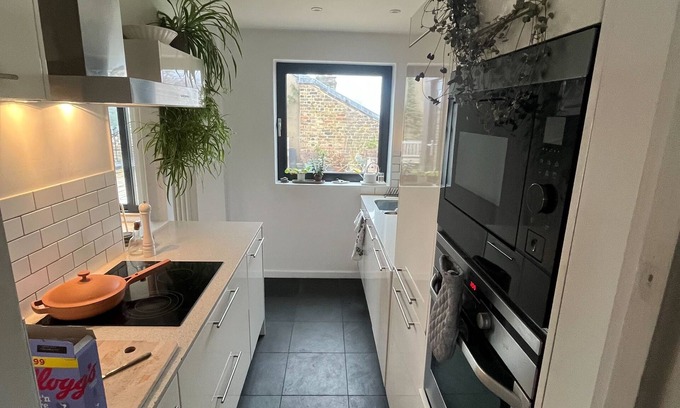 Victoria Apartment | Lush 2BD Penthouse with Rooftop Balcony, Hackney