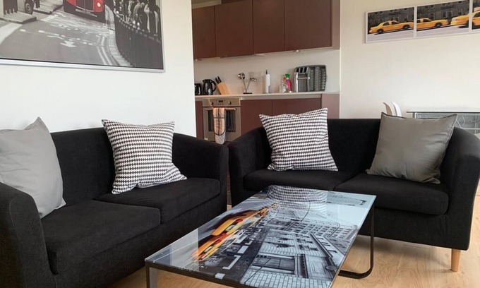 Atlantic Wharf Apartment | Lush Cardiff Bay Apartment with Secure Parking and Fast Wifi