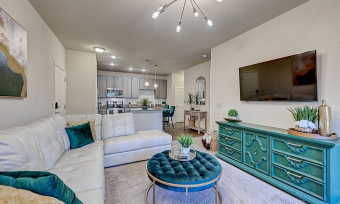 Northside Apartment | Lush Emerald Nr JAX INT Airport & Shopping