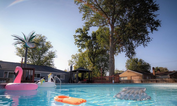 Mason House | Lush Hideaway: Serenity with Hot Tub and Pool, 6 mins from Kings Island